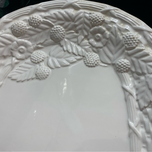 Large 20”x 14” White Stoneware Fruit Basket Serving Plater - Picture 3 of 16